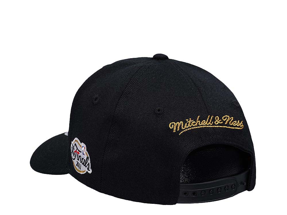Mitchell & Ness Dallas Mavericks NBA Finals 2011 Gold Hardwood Classic Red Flex Snapback Hat